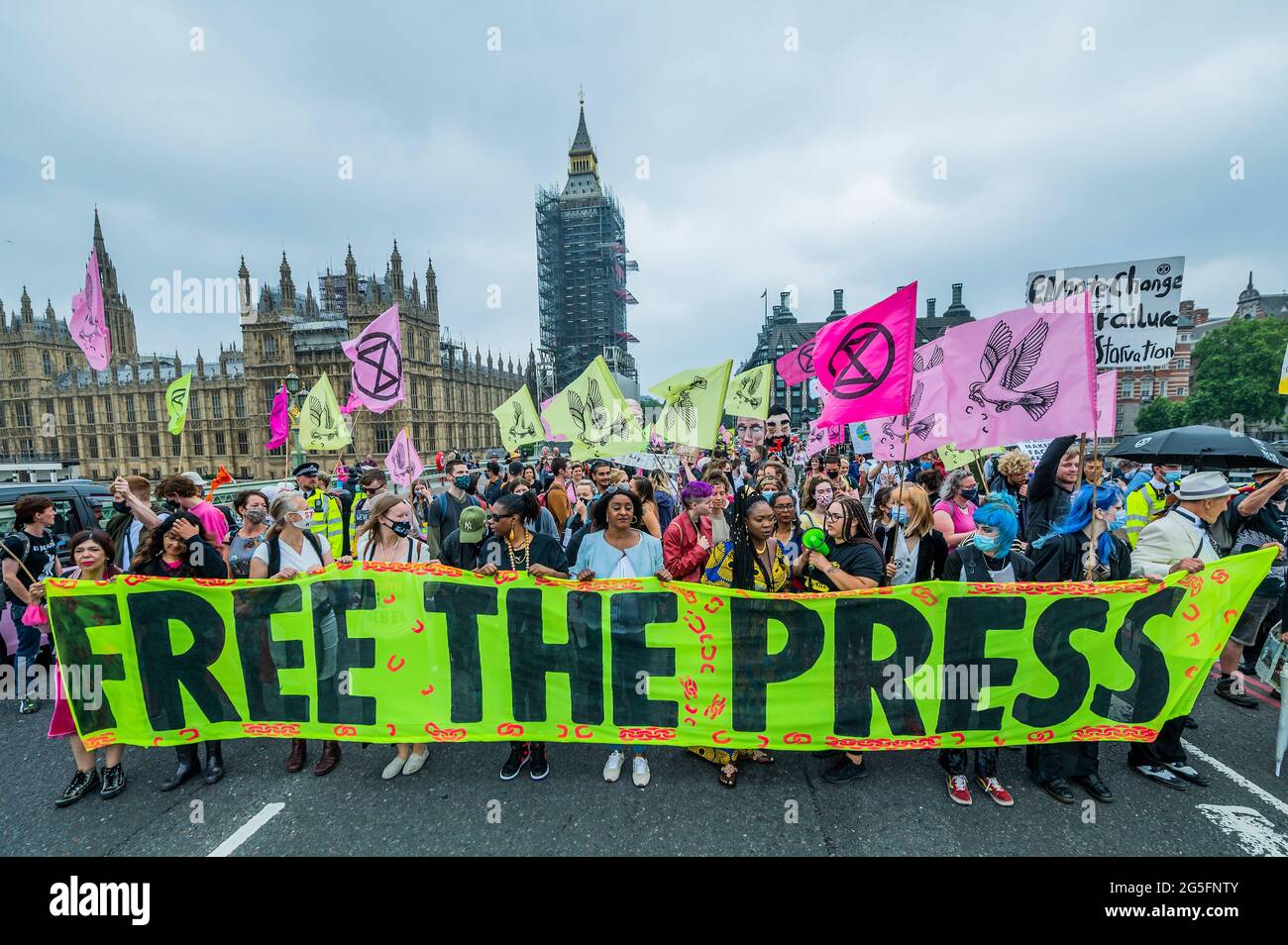 Londres, Royaume-Uni. 27 juin 2021. Extinction révolte des rébellions pour libérer la presse de ce qu'ils croient être les "propriétaires milliardaires corrompus de la presse qui profitent de la division et ne parvient pas toujours à dire la vérité sur le climat et la crise écologique". Crédit : Guy Bell/Alay Live News Banque D'Images