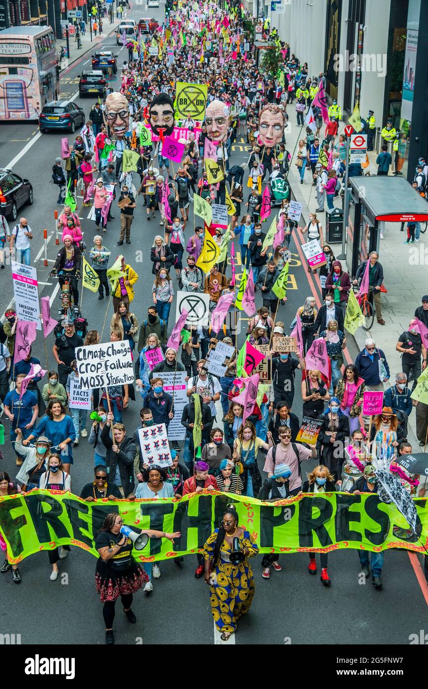 Londres, Royaume-Uni. 27 juin 2021. Extinction révolte des rébellions pour libérer la presse de ce qu'ils croient être les "propriétaires milliardaires corrompus de la presse qui profitent de la division et ne parvient pas toujours à dire la vérité sur le climat et la crise écologique". Crédit : Guy Bell/Alay Live News Banque D'Images