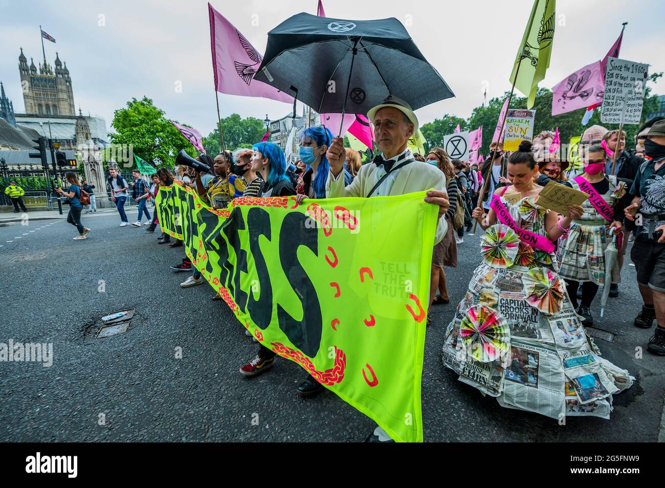 Londres, Royaume-Uni. 27 juin 2021. Extinction révolte des rébellions pour libérer la presse de ce qu'ils croient être les "propriétaires milliardaires corrompus de la presse qui profitent de la division et ne parvient pas toujours à dire la vérité sur le climat et la crise écologique". Crédit : Guy Bell/Alay Live News Banque D'Images