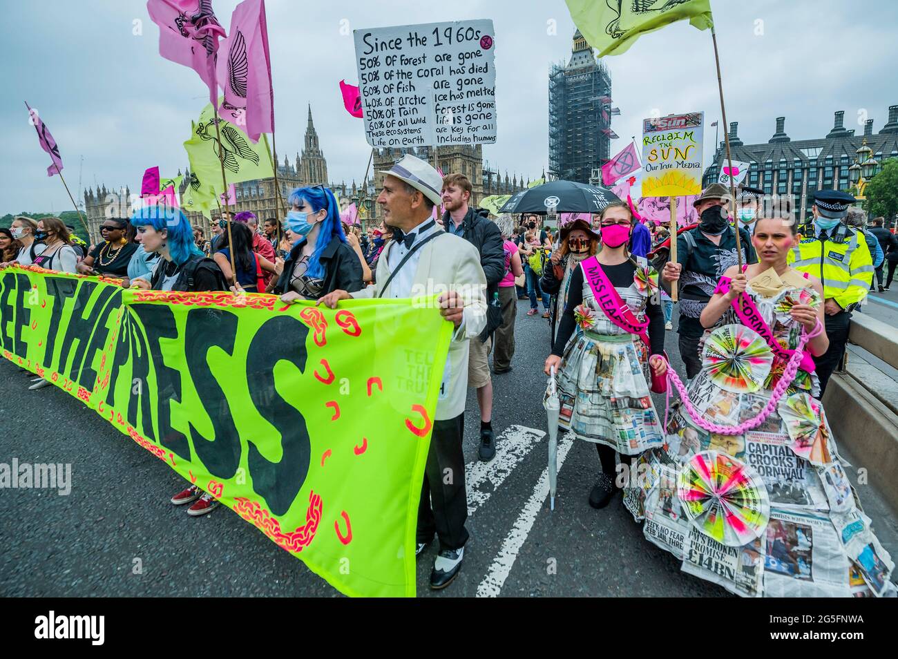 Londres, Royaume-Uni. 27 juin 2021. Extinction révolte des rébellions pour libérer la presse de ce qu'ils croient être les "propriétaires milliardaires corrompus de la presse qui profitent de la division et ne parvient pas toujours à dire la vérité sur le climat et la crise écologique". Crédit : Guy Bell/Alay Live News Banque D'Images