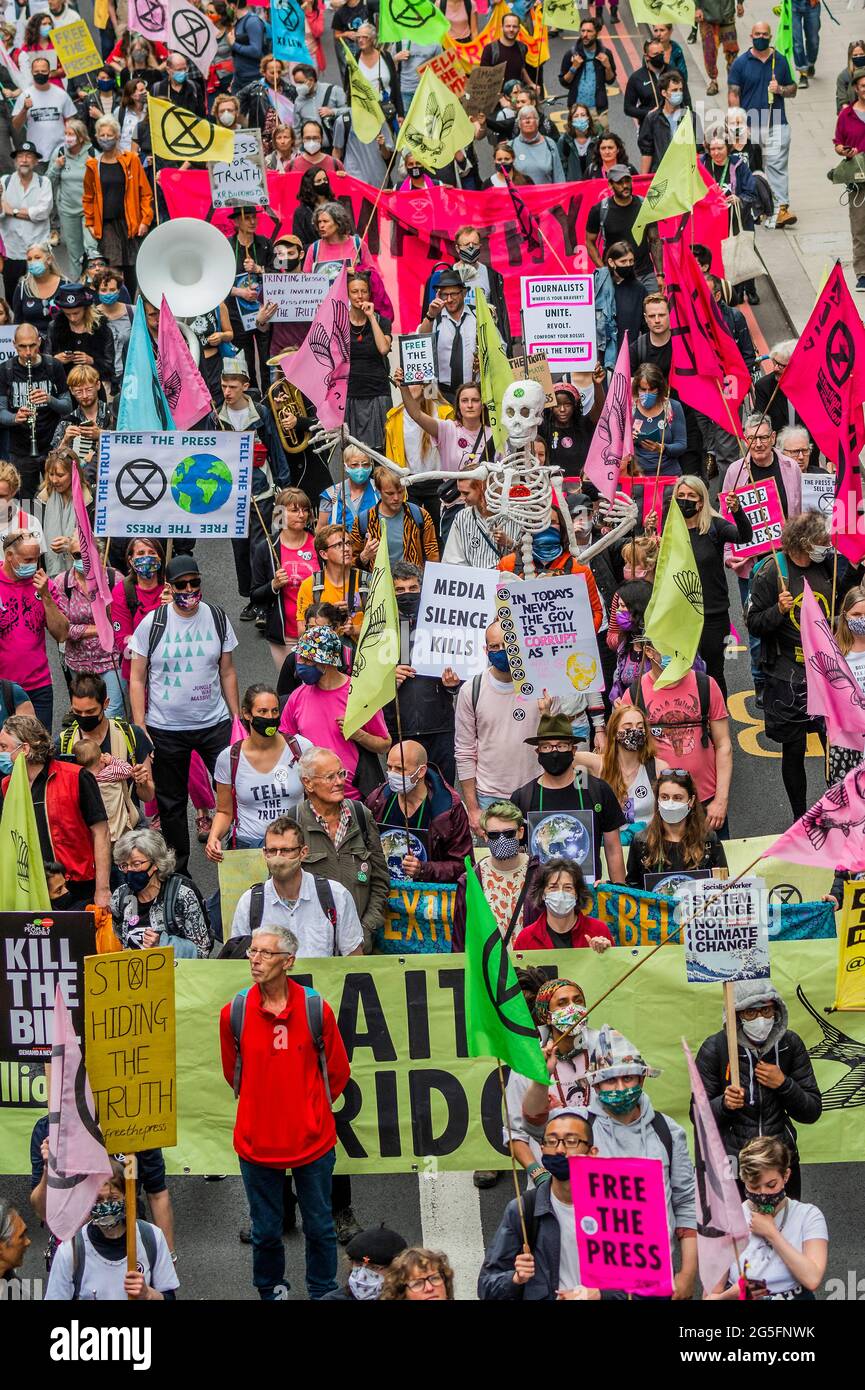 Londres, Royaume-Uni. 27 juin 2021. Extinction révolte des rébellions pour libérer la presse de ce qu'ils croient être les "propriétaires milliardaires corrompus de la presse qui profitent de la division et ne parvient pas toujours à dire la vérité sur le climat et la crise écologique". Crédit : Guy Bell/Alay Live News Banque D'Images