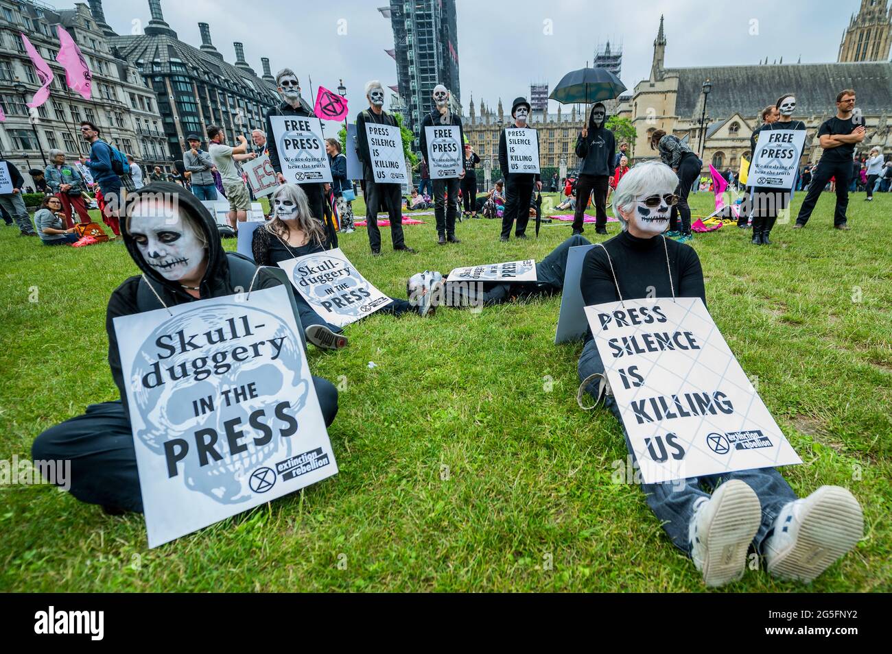 Londres, Royaume-Uni. 27 juin 2021. Extinction révolte des rébellions pour libérer la presse de ce qu'ils croient être les "propriétaires milliardaires corrompus de la presse qui profitent de la division et ne parvient pas toujours à dire la vérité sur le climat et la crise écologique". Crédit : Guy Bell/Alay Live News Banque D'Images