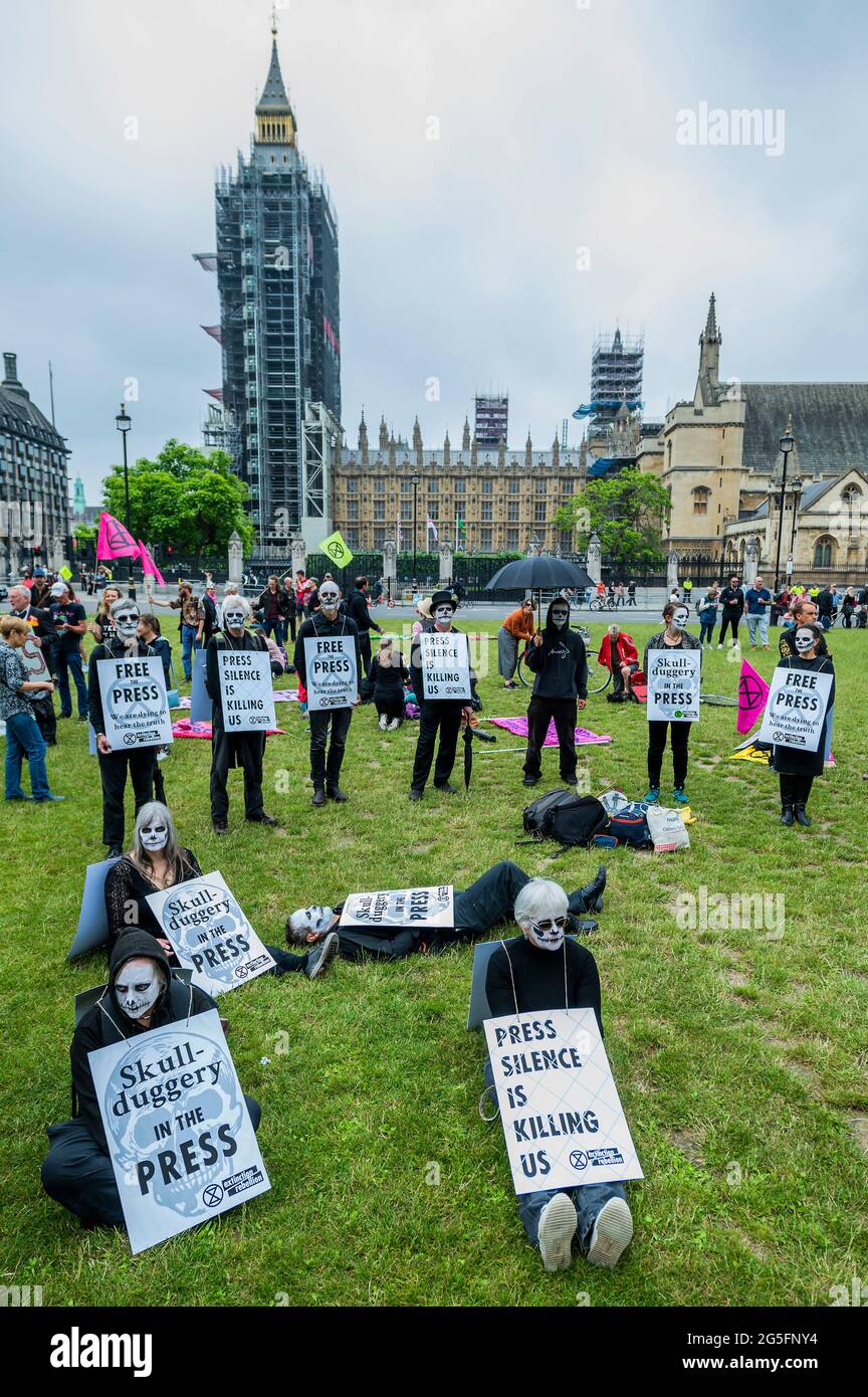 Londres, Royaume-Uni. 27 juin 2021. Extinction révolte des rébellions pour libérer la presse de ce qu'ils croient être les "propriétaires milliardaires corrompus de la presse qui profitent de la division et ne parvient pas toujours à dire la vérité sur le climat et la crise écologique". Crédit : Guy Bell/Alay Live News Banque D'Images