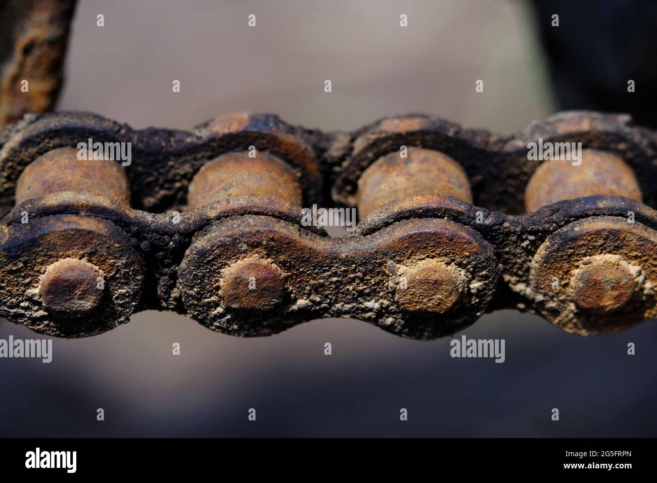 Macro-photographie détaillée. Pousse-pousse de la chaîne de roue de moto rustique vintage Banque D'Images