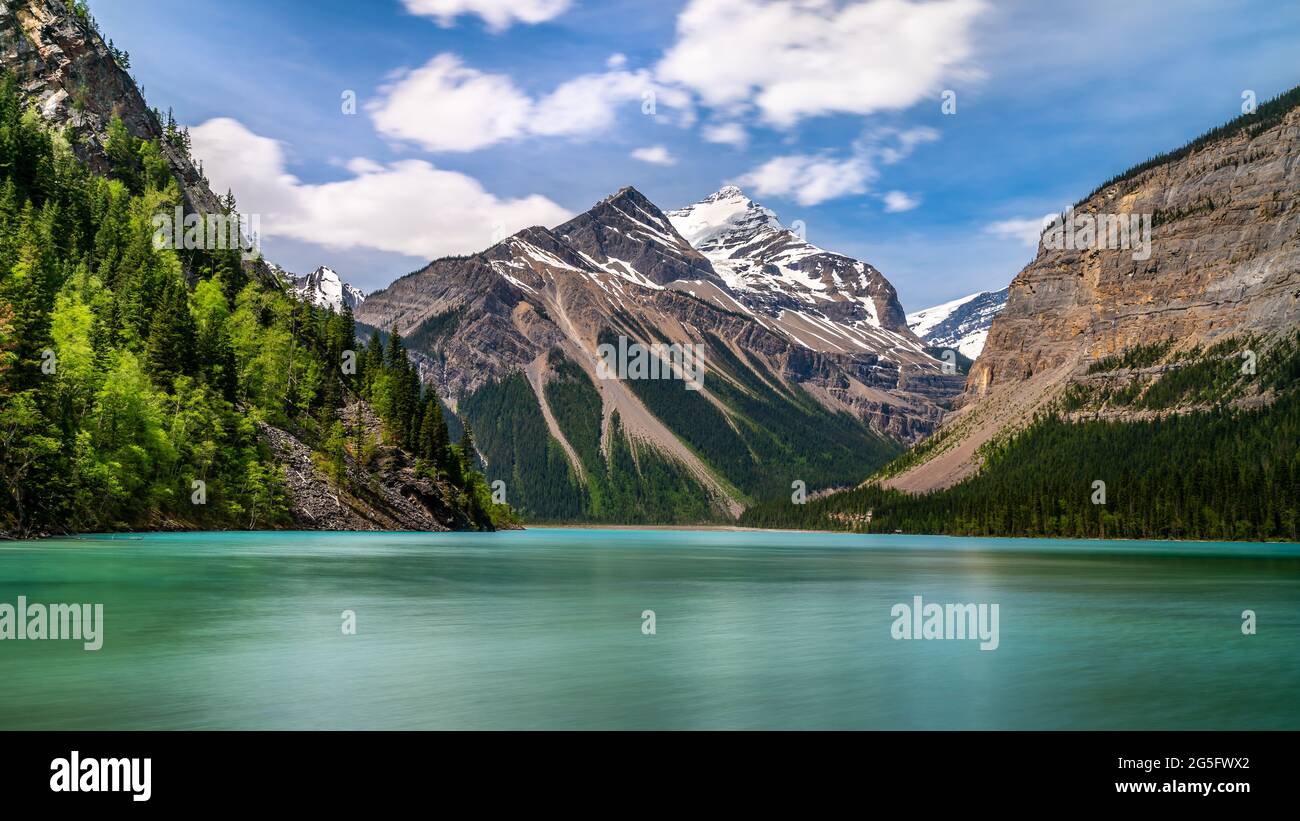 L'eau turquoise soyeuse du lac Kinney, dans le parc provincial Robson, dans les Rocheuses canadiennes, en Colombie-Britannique, au Canada. Whitehorn Mountain et Banque D'Images