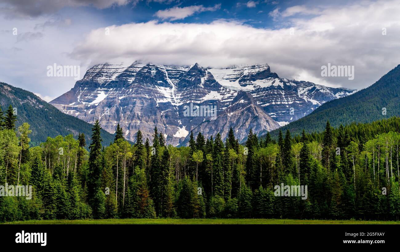 Le mont Robson, le plus haut sommet des Rocheuses canadiennes, en Colombie-Britannique, au Canada, est habituellement couvert d'une couverture nuageuse Banque D'Images