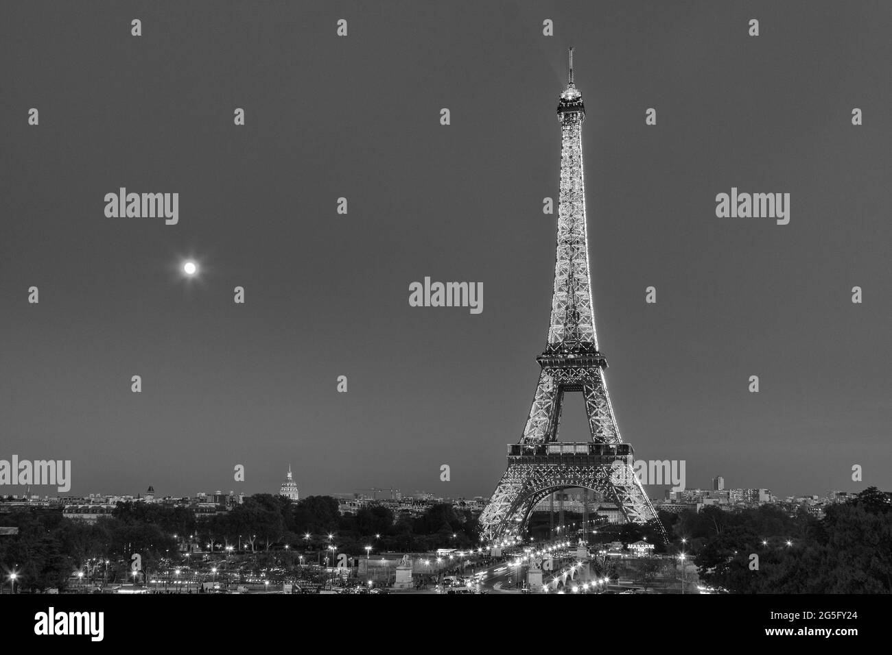 Feux de signalisation menant à une Tour Eiffel illuminée la nuit à Paris, France Banque D'Images