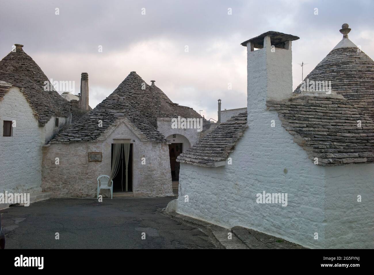 ALBEROBELLO, APULIA, ITALIE - OCTOBRE 9 2018 : maisons traditionnelles à Alberobello. Banque D'Images