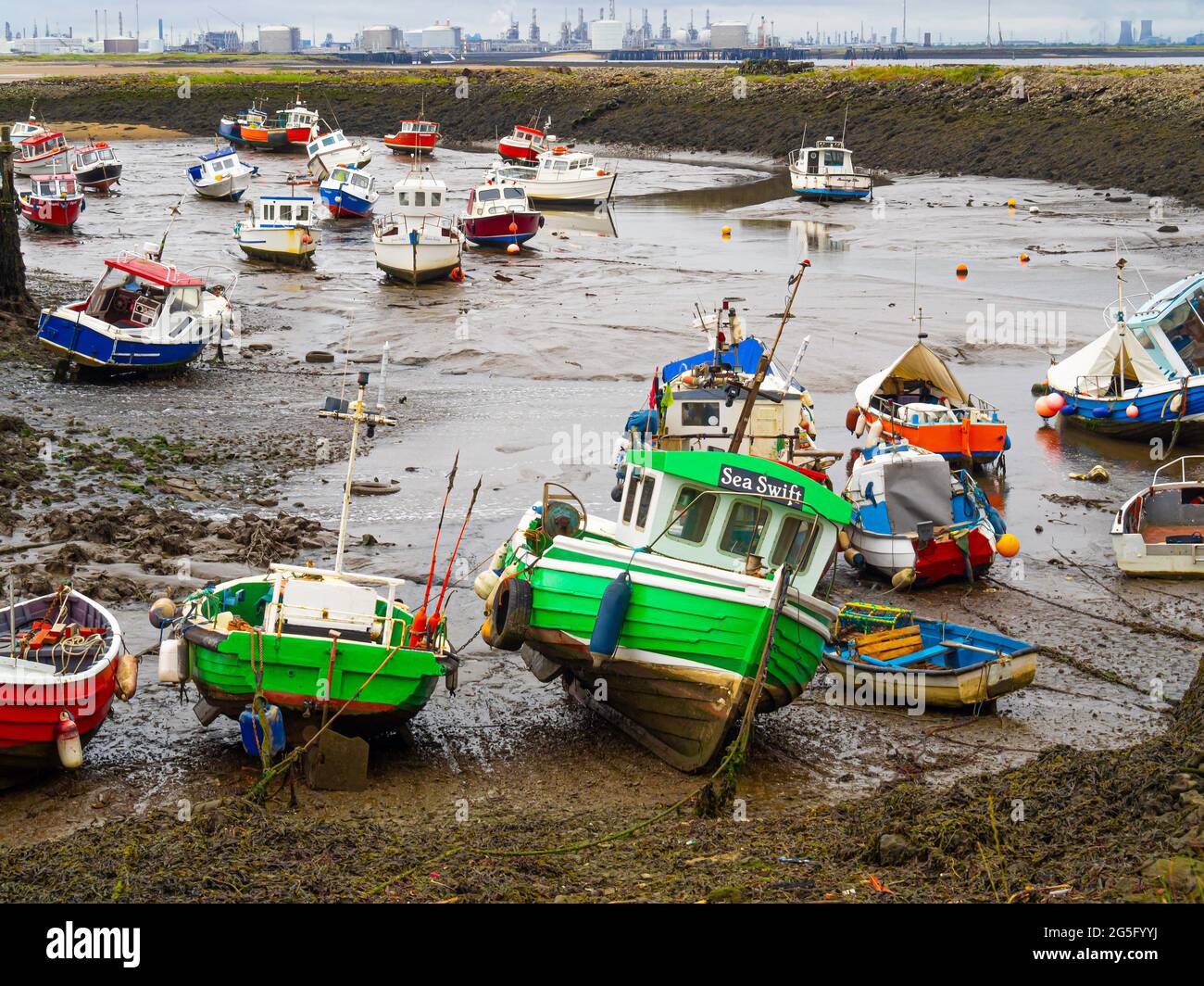 Bateaux de pêche et de plaisance à Paddys Hole Harbour, pond sur la boue à marée basse Teesmouth, Redcar Cleveland UK Banque D'Images