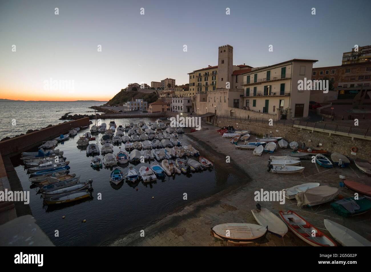 PIOMBINO, TOSCANE, ITALIE - SEPTEMBRE 28 2018 : Marina à Piombino au coucher du soleil. Banque D'Images