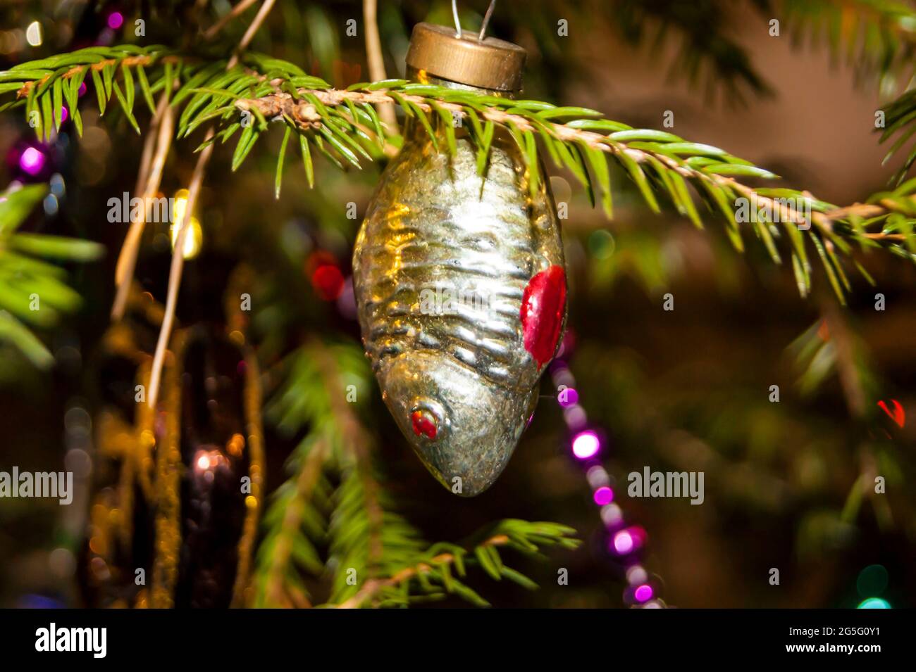 Nouvel an ou Noël vif décoré avec élégance épicéa gros plan - jouets de Noël sur fond de branches vertes et de lumières. Banque D'Images