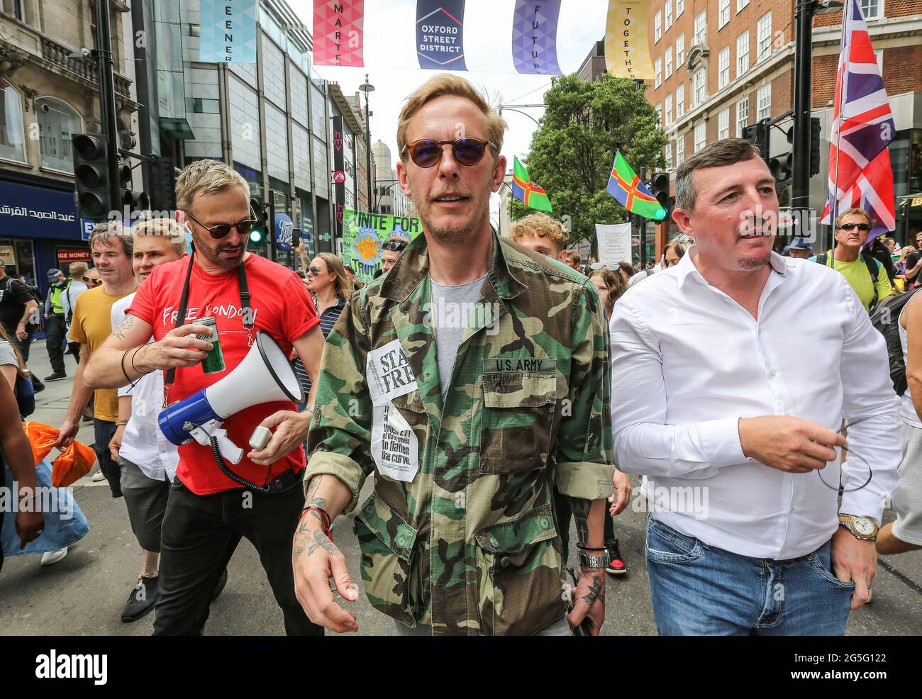 Londres, Royaume-Uni. 26 juin 2021. Acteur et fondateur du parti Requim, Laurence Fox marche à Oxford Street, alors que des milliers de manifestants pour la liberté demandent la fin des restrictions de la COVID-19, Londres. (Photo de Martin Pope/SOPA Images/Sipa USA) crédit: SIPA USA/Alay Live News Banque D'Images