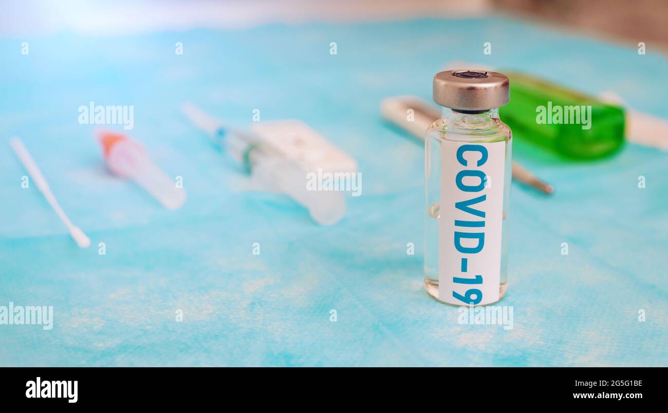 Flacon du vaccin contre l'infection par le virus Covid-19 Banque D'Images
