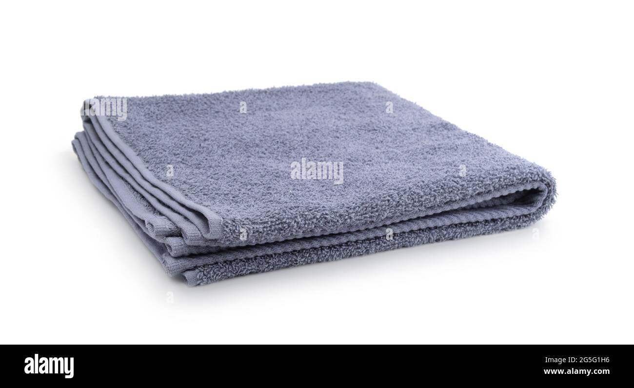 Serviette en tissu éponge grise pliée isolée sur blanc. Banque D'Images
