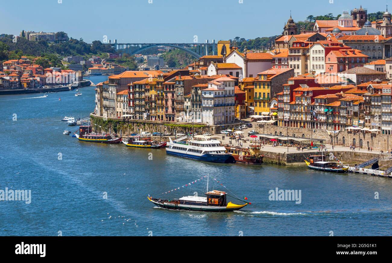 Porto, district de Porto, Portugal. Vue sur le fleuve Douro de Vila Nova de Gaia au quartier de Ribeira. Pont Arrabida en arrière-plan. Porto est connu un Banque D'Images