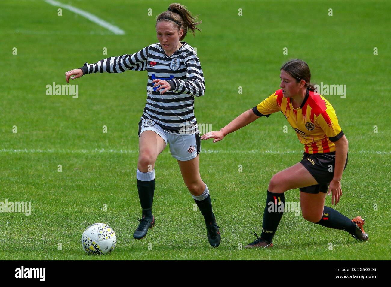 Glasgow, Royaume-Uni. 27 juin 2021. Action au cours de la Scottish Building Society Scottish Women's Premier League 2 Fixture Partick Thistle Womens FC vs Queens Park Ladies FC, Lochburn Park, Maryhill, Glasgow, 27/06/2021| Credit Colin Poultney | www.Alamy.co.uk Credit: Colin Poultney/Alay Live News Banque D'Images