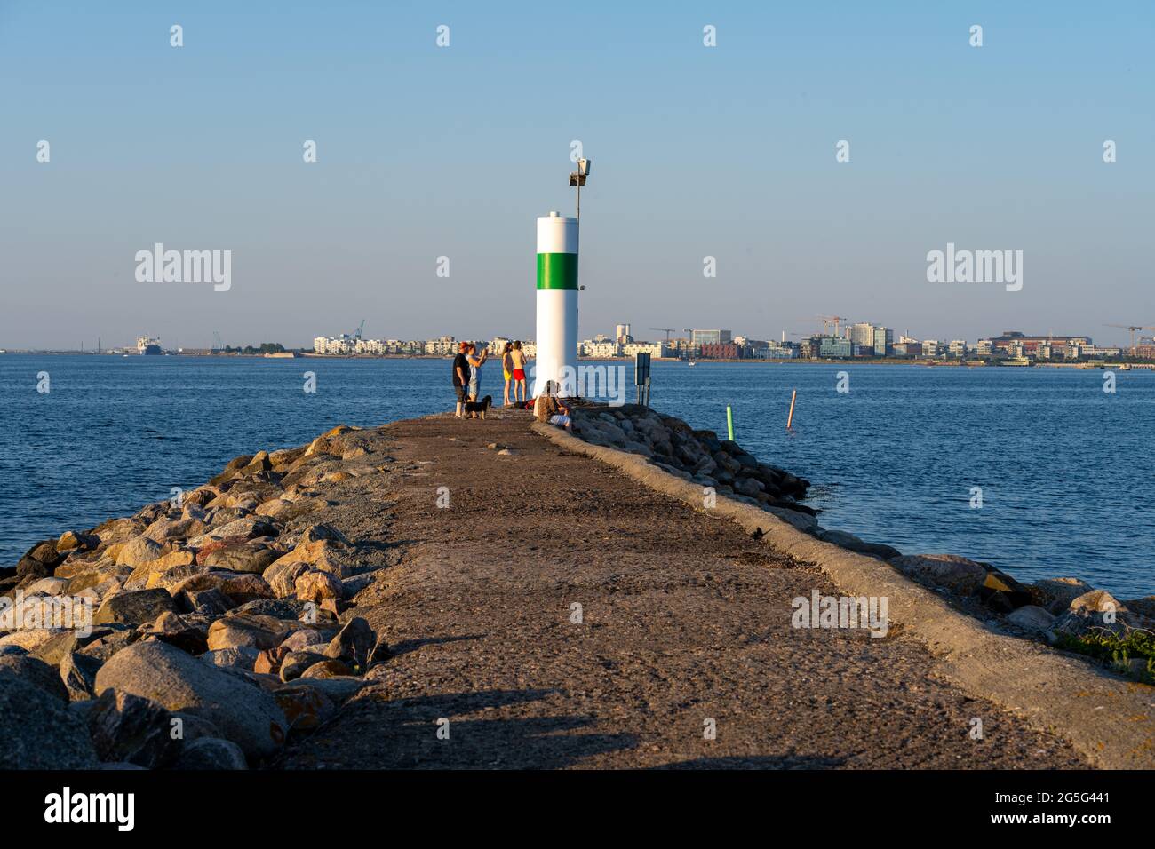 18 juin 2021 - Malmo, Suède: Un brise-vague en pierre en lumière dorée. Ciel bleu et océan en arrière-plan Banque D'Images