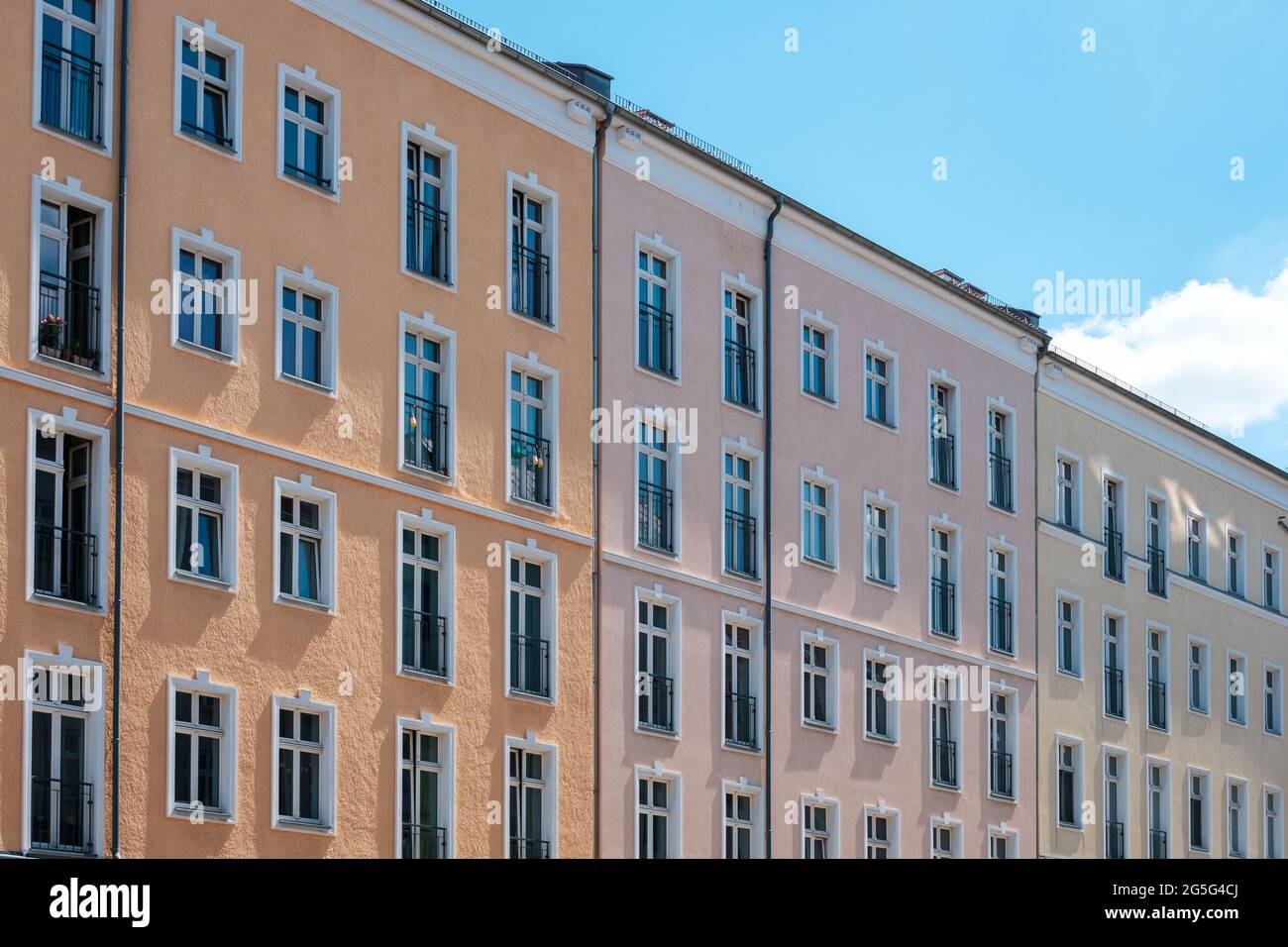 façade de bâtiment résidentiel, extérieur de maison d'appartement Banque D'Images