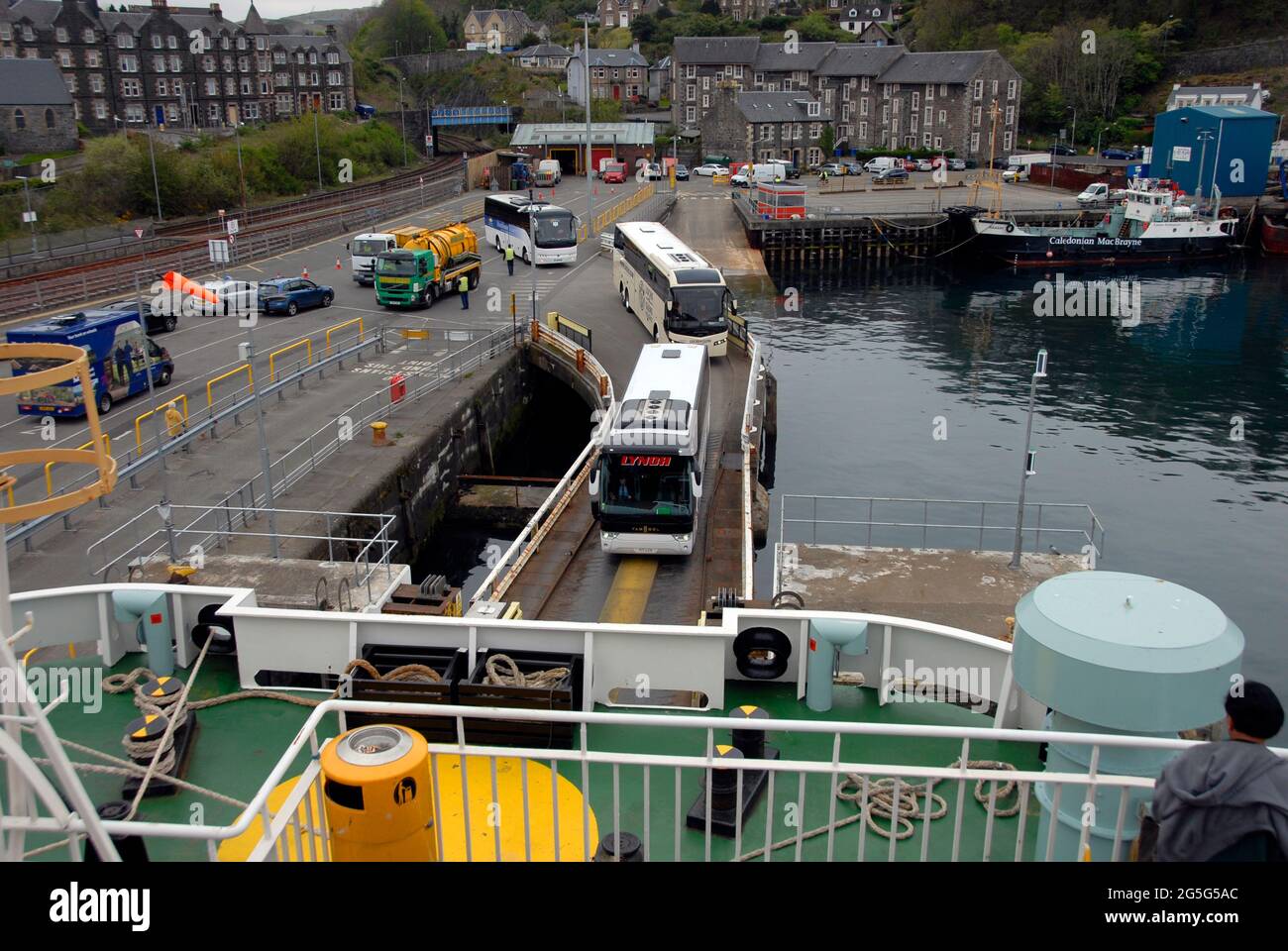 Bus embarquant à bord d'un ferry à Oban pour l'île de Mull en Écosse Banque D'Images