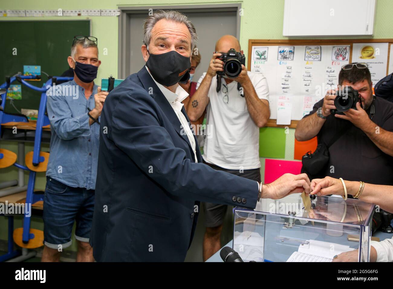 Marseille, France. 27 juin 2021. Le président de la région provençale, Renaud Muselier, vote au deuxième tour des élections régionLe président de la région provençale, Renaud Muselier, qui est arrivé deuxième au premier tour des élections régionales en France, vote au deuxième tour. Crédit : SOPA Images Limited/Alamy Live News Banque D'Images