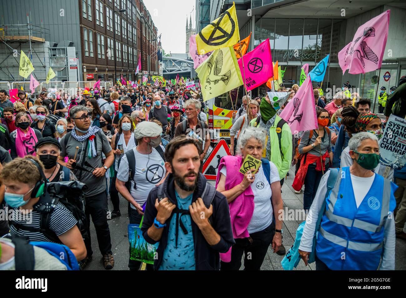 Londres, Royaume-Uni. 27 juin 2021. La marche arrive au siège social de News International à London Bridge - extinction rébellion protestation pour libérer la presse de ce qu'ils croient être les "propriétaires milliardaires corrompus de la presse qui profitent de la division et ne parvient pas toujours à dire la vérité sur le climat et la crise écologique". Crédit : Guy Bell/Alay Live News Banque D'Images