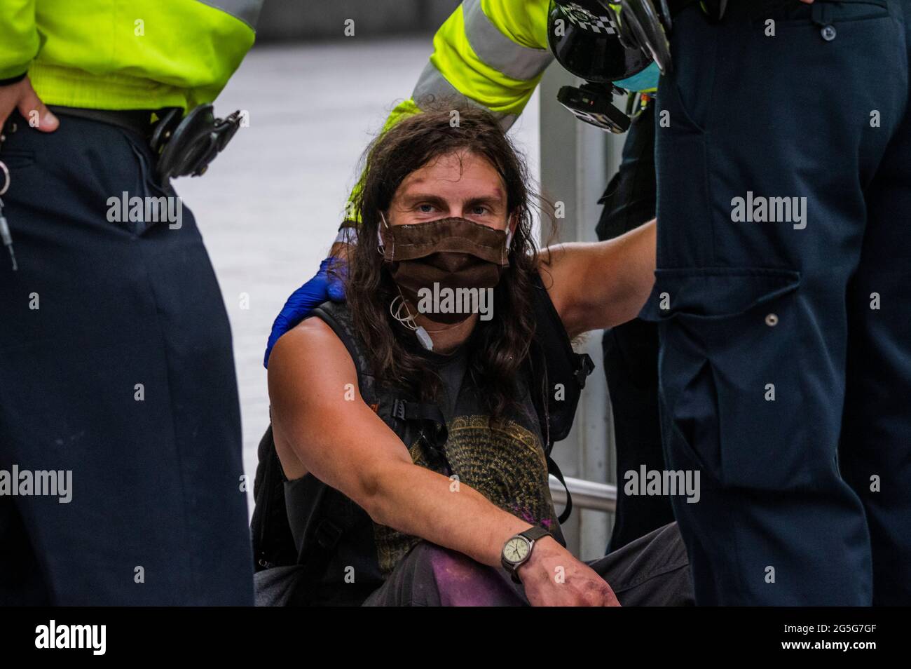 Londres, Royaume-Uni. 27 juin 2021. Les arrestations sont faites pour des dommages criminels (peinture sur la chaussée) - la marche arrive au siège de News International à London Bridge - extinction rébellion protestation pour libérer la presse de ce qu'ils croient sont les "propriétaires milliardaires corrompus de la presse qui profitent de la division et ne parvient pas toujours à dire la vérité sur le climat et la crise écologique". Crédit : Guy Bell/Alay Live News Banque D'Images