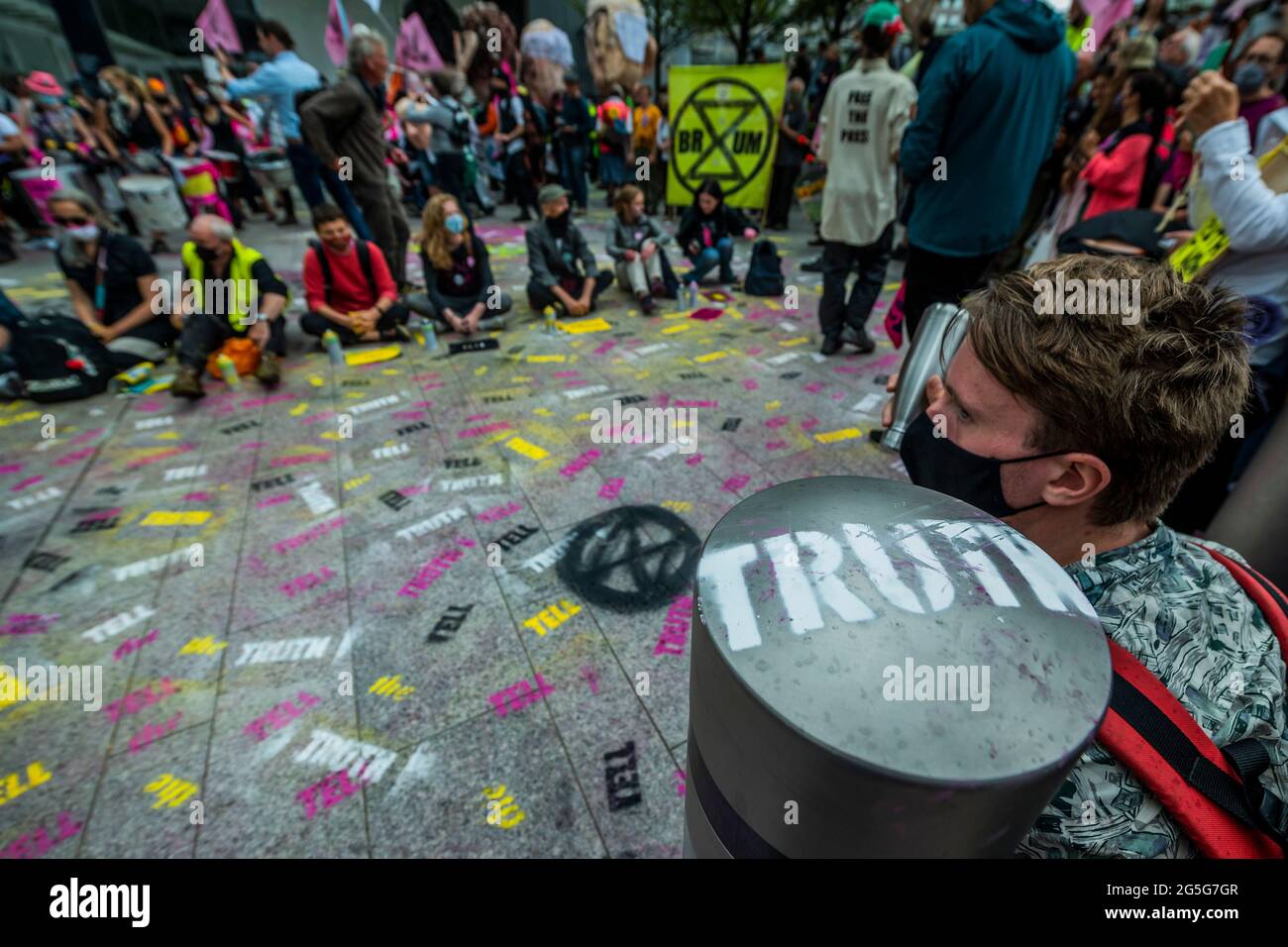 Londres, Royaume-Uni. 27 juin 2021. La zone à l'avant est peinte avec les mots « Tell the Truth » - la marche arrive au siège de News International à London Bridge - extinction rébellion protestation pour libérer la presse de ce qu'ils croient être les « propriétaires de presse milliardaires corrompus qui profitent de la division et échoue constamment dire la vérité sur la crise climatique et écologique. Crédit : Guy Bell/Alay Live News Banque D'Images