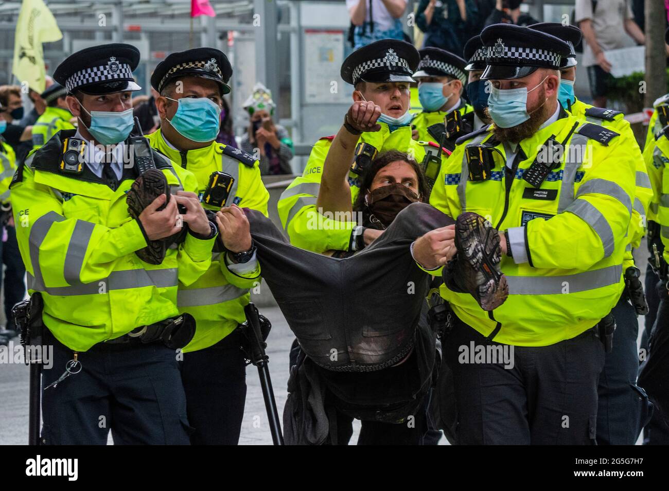 Londres, Royaume-Uni. 27 juin 2021. Les arrestations sont faites pour des dommages criminels (peinture sur la chaussée) - la marche arrive au siège de News International à London Bridge - extinction rébellion protestation pour libérer la presse de ce qu'ils croient sont les "propriétaires milliardaires corrompus de la presse qui profitent de la division et ne parvient pas toujours à dire la vérité sur le climat et la crise écologique". Crédit : Guy Bell/Alay Live News Banque D'Images