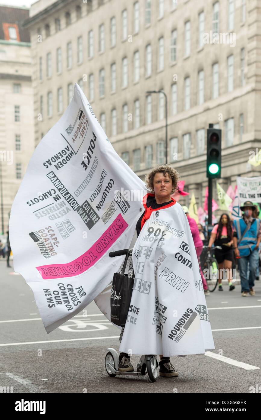 Extinction le protestataire de la rébellion portant un cap imprimé avec des mots qui disent «guerres culturelles», «manipulation», «CARE-Monger prend part à la manifestation.extinction les activistes de la rébellion se sont rassemblés sur la place du Parlement pour tenter d'extinction de moitié de masse et de minimiser le risque d'effondrement social. Plus précisément, cette manifestation vise à sensibiliser la population britannique au silence des médias et à la manipulation des informations par les quatre milliardaires qui contrôlent les principaux journaux britanniques. (Photo de Belinda Jiao/SOPA Images/Sipa USA) Banque D'Images