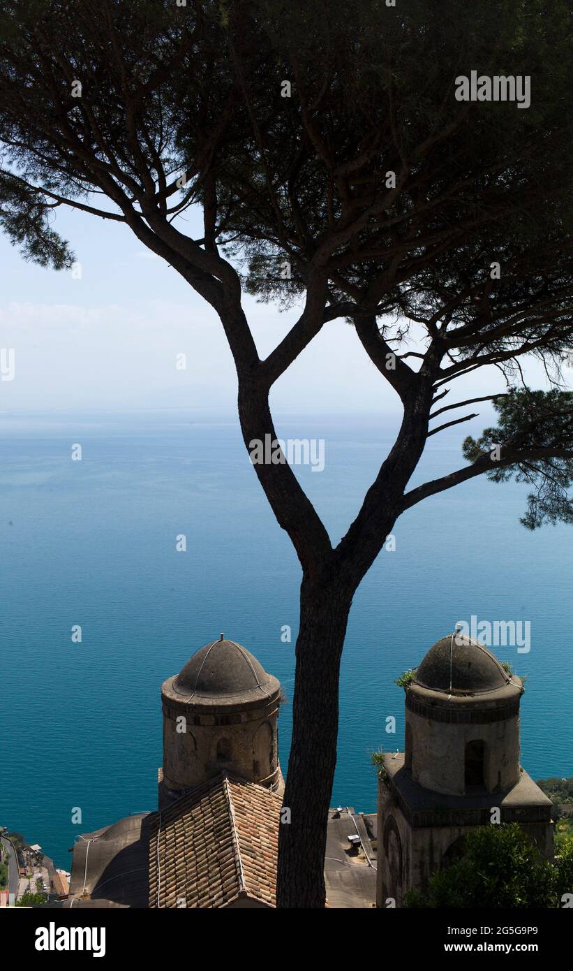 RAVELLO, ITALIE - AVRIL 19 2018 : Panorama vu de la Villa Rufolo à Ravello. Banque D'Images