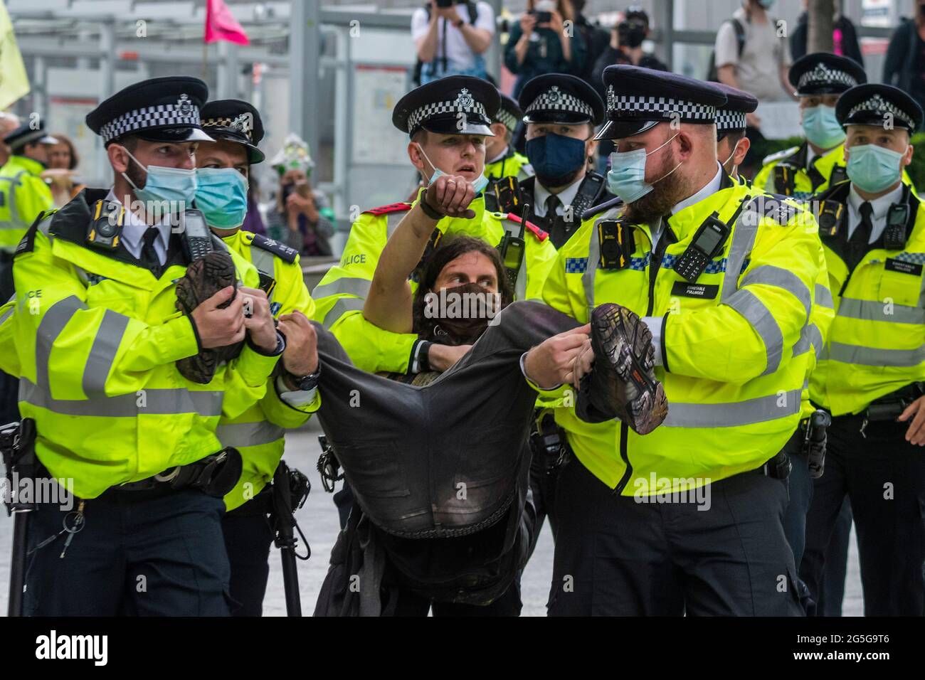 Londres, Royaume-Uni. 27 juin 2021. Les arrestations sont faites pour des dommages criminels (peinture sur la chaussée) - la marche arrive au siège de News International à London Bridge - extinction rébellion protestation pour libérer la presse de ce qu'ils croient sont les "propriétaires milliardaires corrompus de la presse qui profitent de la division et ne parvient pas toujours à dire la vérité sur le climat et la crise écologique". Crédit : Guy Bell/Alay Live News Banque D'Images