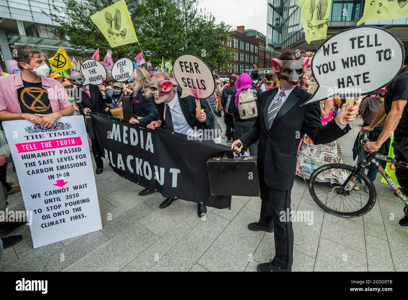 Londres, Royaume-Uni. 27 juin 2021. Les rats d'entreprise et la marche arrivent au siège de News International à London Bridge - extinction rébellion protestation pour libérer la presse de ce qu'ils croient sont les "propriétaires milliardaires corrompus de la presse qui profitent de la division et ne parvient pas toujours à dire la vérité sur le climat et l'écologie crise ». Crédit : Guy Bell/Alay Live News Banque D'Images