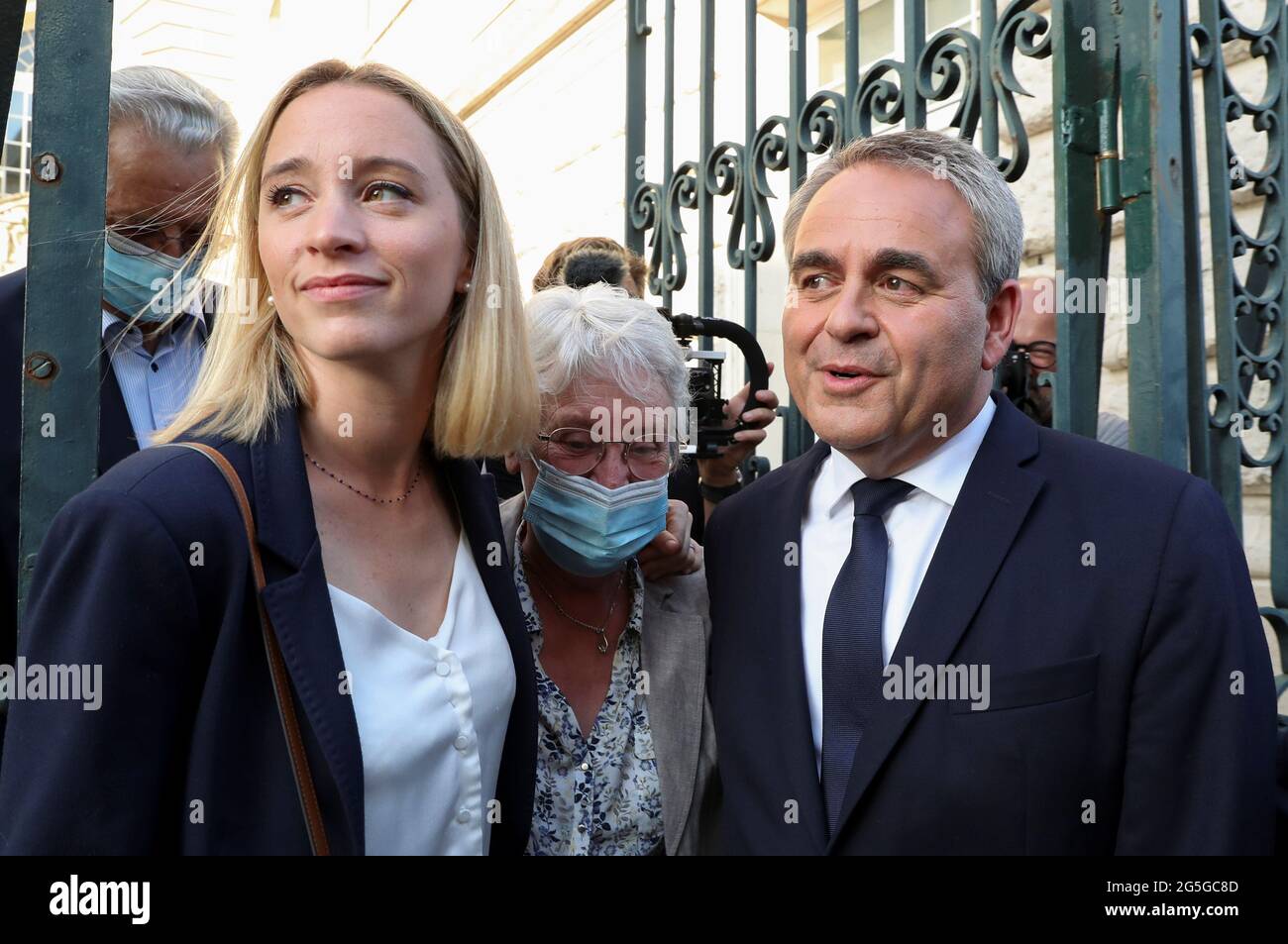 xavier bertrand candidat du parti conservateur les republicains lr qui se presente pour sa succession en tant que president de la region hauts de france part avec son epouse vanessa williot apres avoir parle