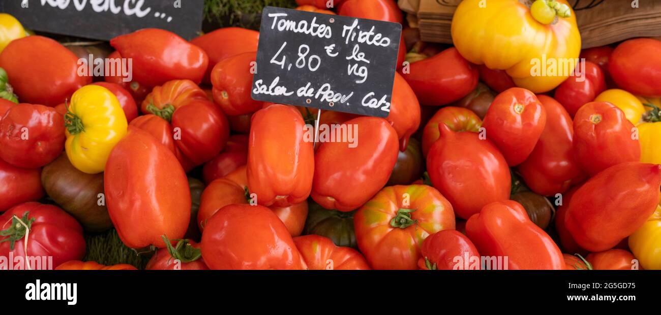 Quelques tomates sur le marché, en France Banque D'Images