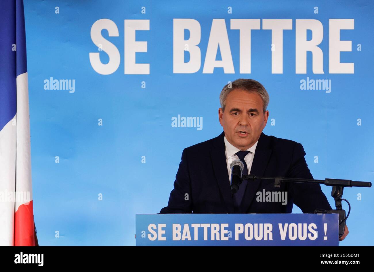 xavier bertrand candidat du parti conservateur les republicains lr qui se presente pour sa succession en tant que president de la region hauts de france prononce un discours sur les resultats du deuxieme tour