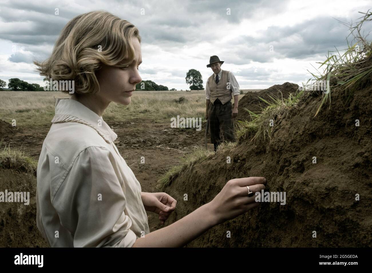 The Dig (2021) dirigé par Simon Stone et mettant en vedette Carey Mulligan et Ralph Fiennes. Basil Brown, un archéologue, embarque sur l'excavation historiquement importante de Sutton Hoo en 1938 pour le propriétaire du Suffolk Edith Pretty. Banque D'Images