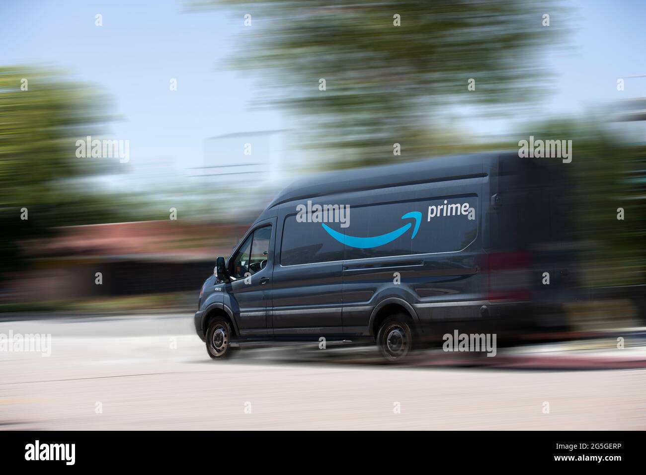 Anaheim, Californie, États-Unis -24 juin 2021 : un camion de livraison  Amazon descend dans une rue Photo Stock - Alamy