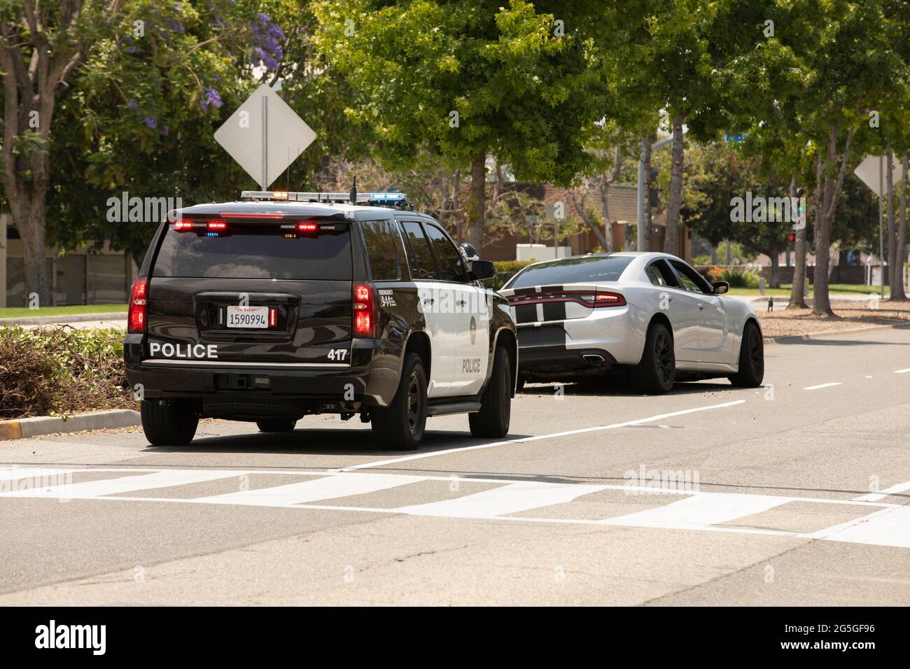 Fullerton, Californie, États-Unis - 22 juin 2021 : une unité de police effectue un arrêt de la circulation. Banque D'Images