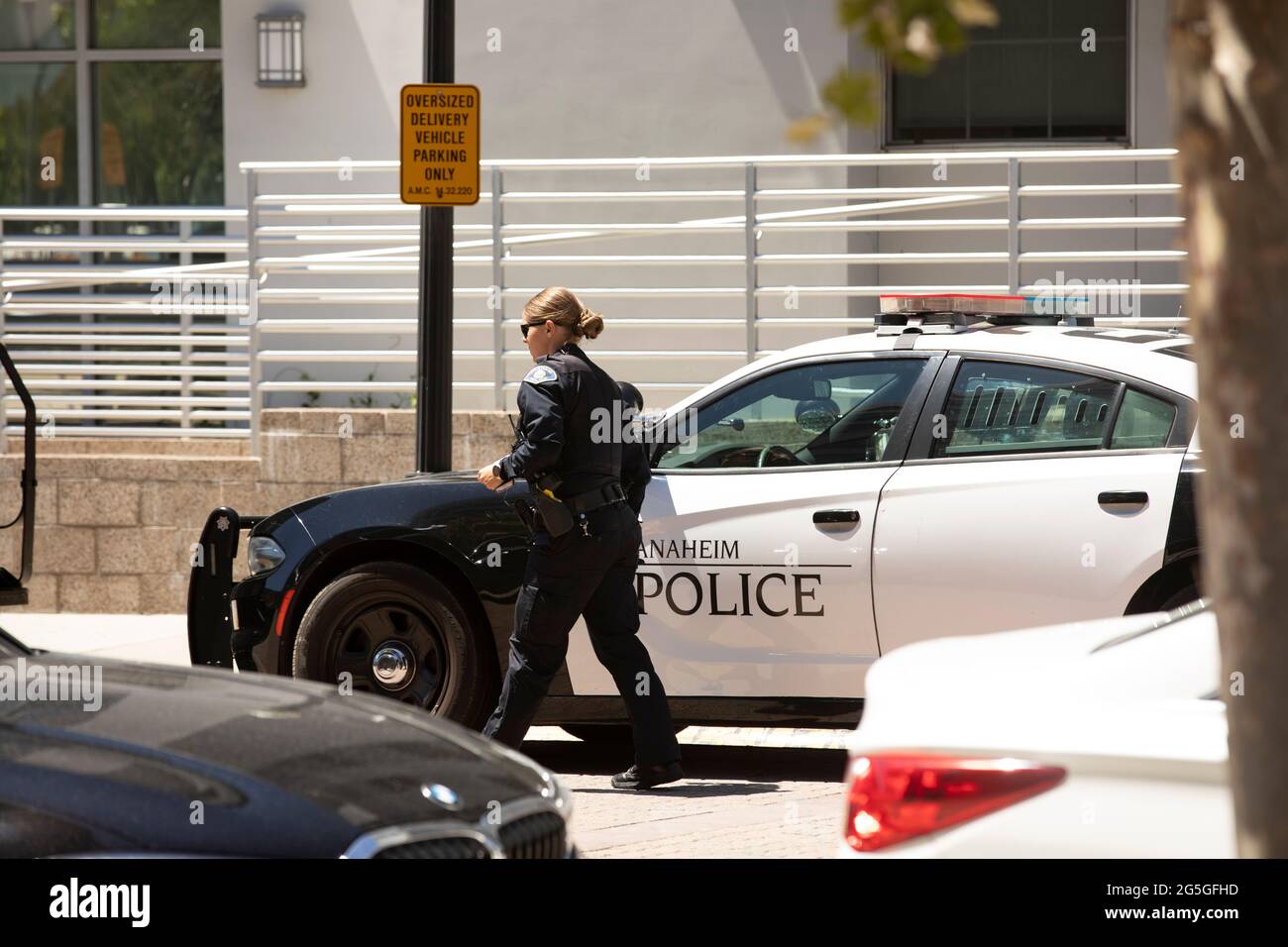 Anaheim, Californie, États-Unis - 24 juin 2021 : un policier d'Anaheim s'éloigne de sa voiture d'équipe. Banque D'Images
