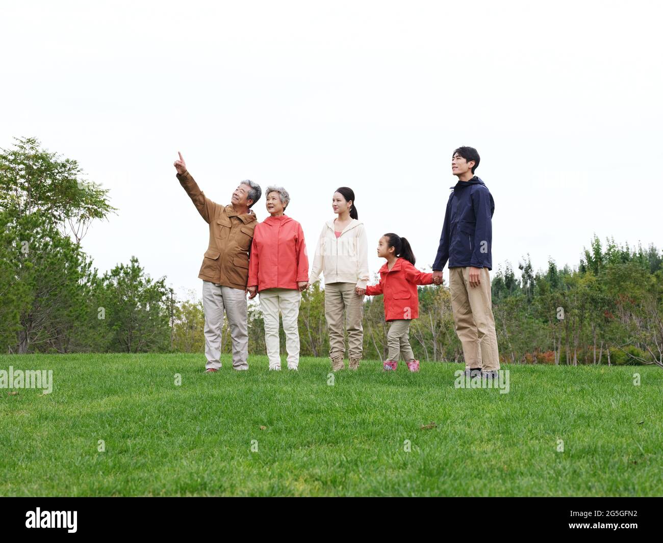 Famille heureuse de cinq personnes regardant le paysage dans le parc photo de haute qualité Banque D'Images