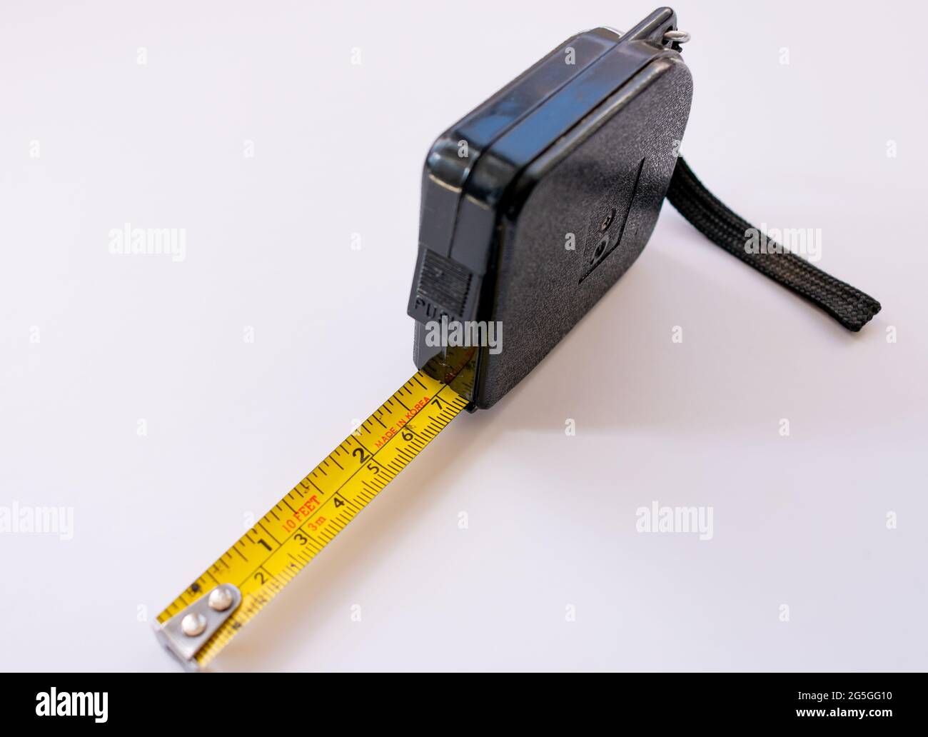 Ruban de mesure isolé sur fond blanc. Banque D'Images
