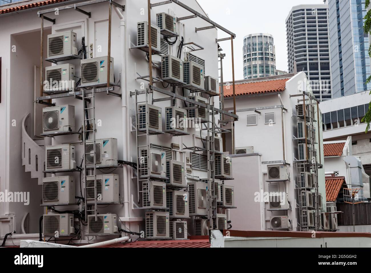 Les climatiseurs couvrent entièrement l'extérieur d'un immeuble résidentiel de Singapour Banque D'Images