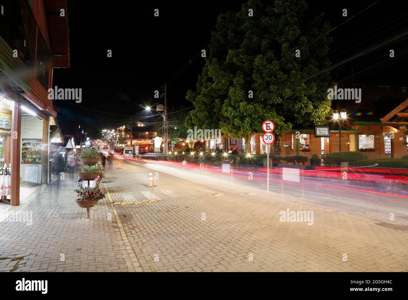 Monte Verde, Camanducaia, Minas Gerais, Brésil - 26 juin 2021 : scène nocturne de maisons et architecture caractéristique de Monte Verde, quartier de CA Banque D'Images