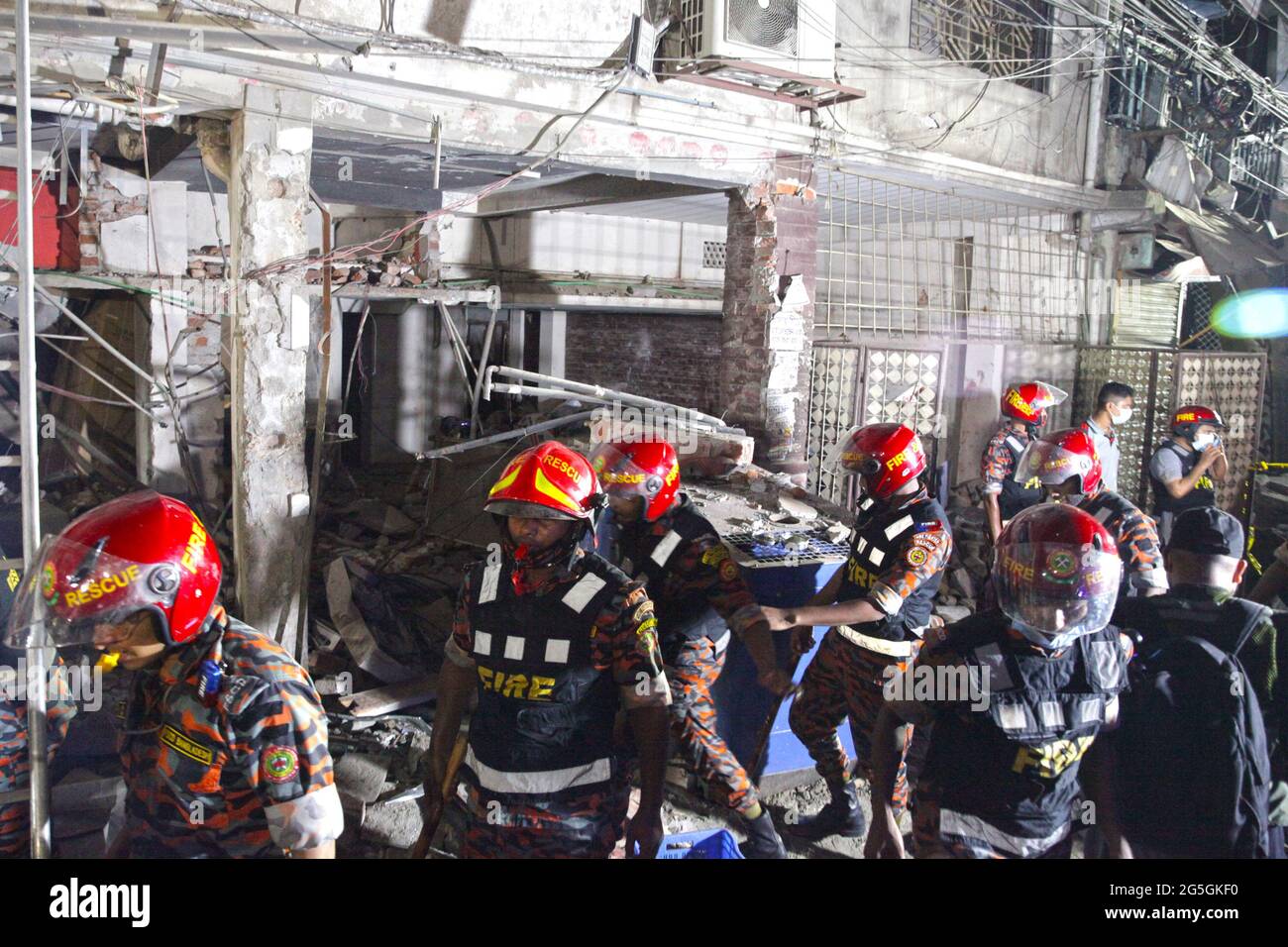 Dhaka. 27 juin 2021. Les sauveteurs travaillent sur le site d'une explosion à Dhaka, au Bangladesh, le 27 juin 2021. Au moins sept personnes ont été tuées et des dizaines d'autres blessées dans l'effondrement d'un bâtiment commercial après l'explosion massive de Dhaka dimanche. Credit: Xinhua/Alay Live News Banque D'Images