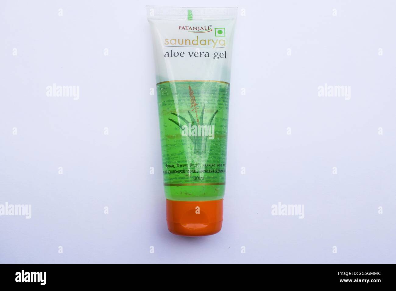 Patanjali Aloe vera tube de gel de 60 ml isolé sur fond blanc. Ce produit est utilisé à des fins cosmétiques et de santé. Peau lumineuse, boutons d'acné cu Banque D'Images