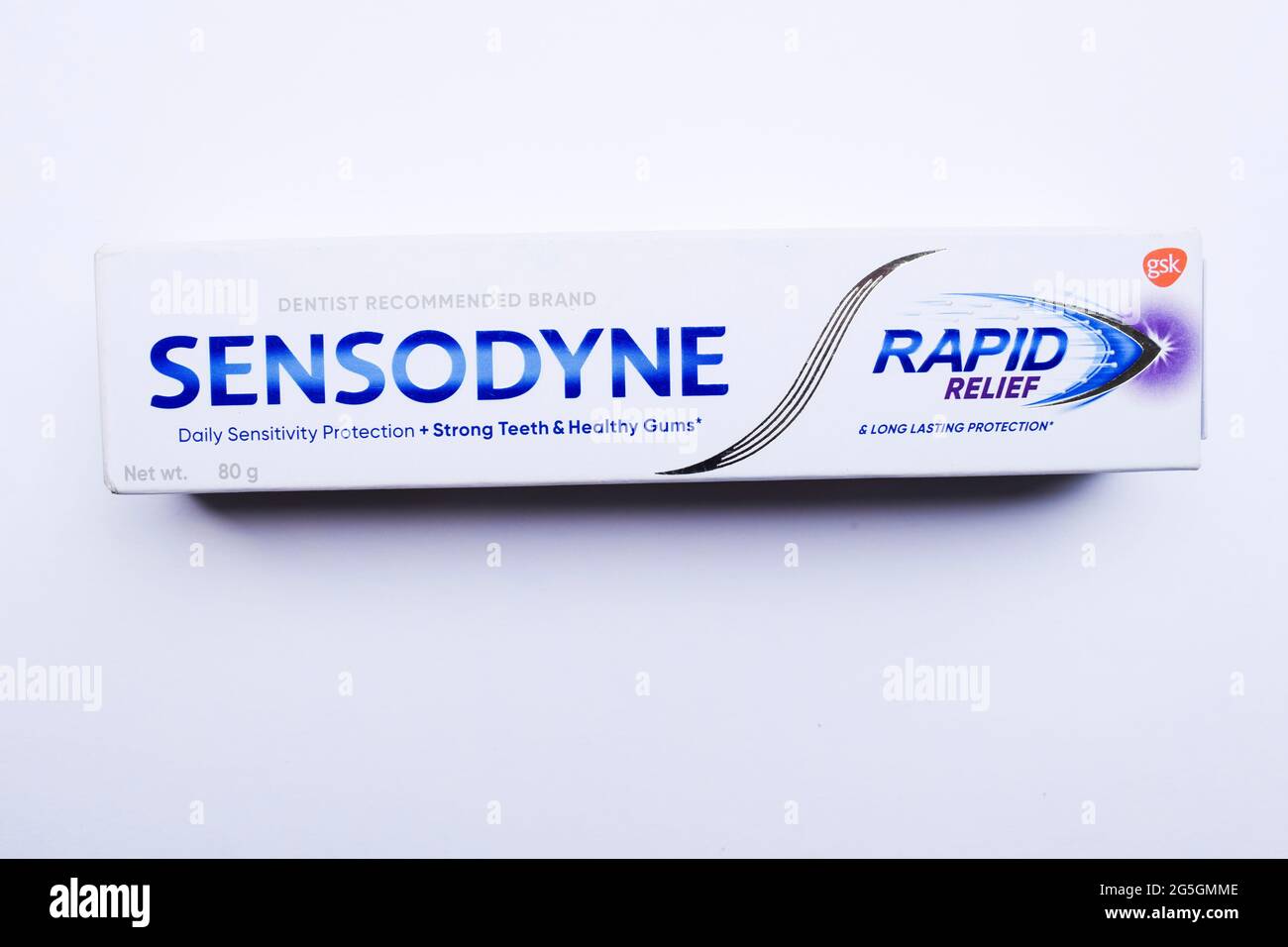 Boîte de pâte dentaire à relief rapide Sensodyne isolée sur fond blanc. Ce produit est utilisé pour les dents blanches et les douleurs sensibles à la gomme ou à la cavité Banque D'Images