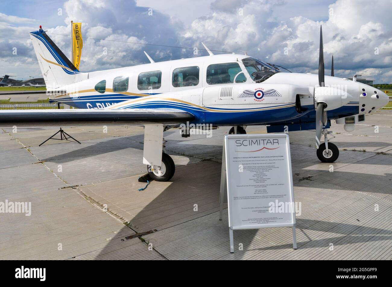 Piper PA-31-310 Navajo B Scimitar banc d'essai G-RHYM de 2Excel au salon international de l'aéronautique de Farnborough 2012, Royaume-Uni. Equipé d'une grande variété de capteurs Banque D'Images