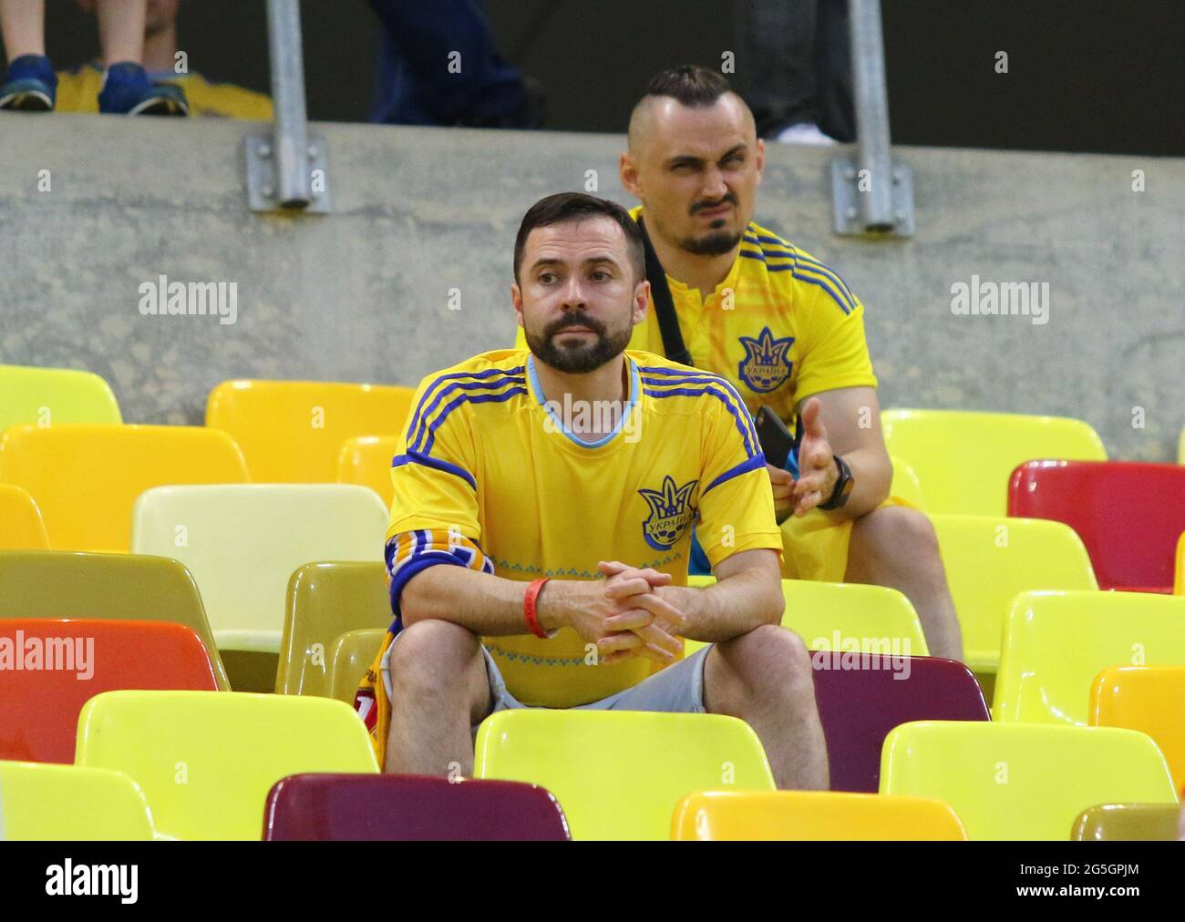 BUCAREST, ROUMANIE - 21 JUIN 2021: Les fans ukrainiens sur les tribunes de la National Arena Bucarest Stadium sont tristes après que son équipe a perdu 0-1 UEFA EURO 2020 match contre l'Autriche Banque D'Images