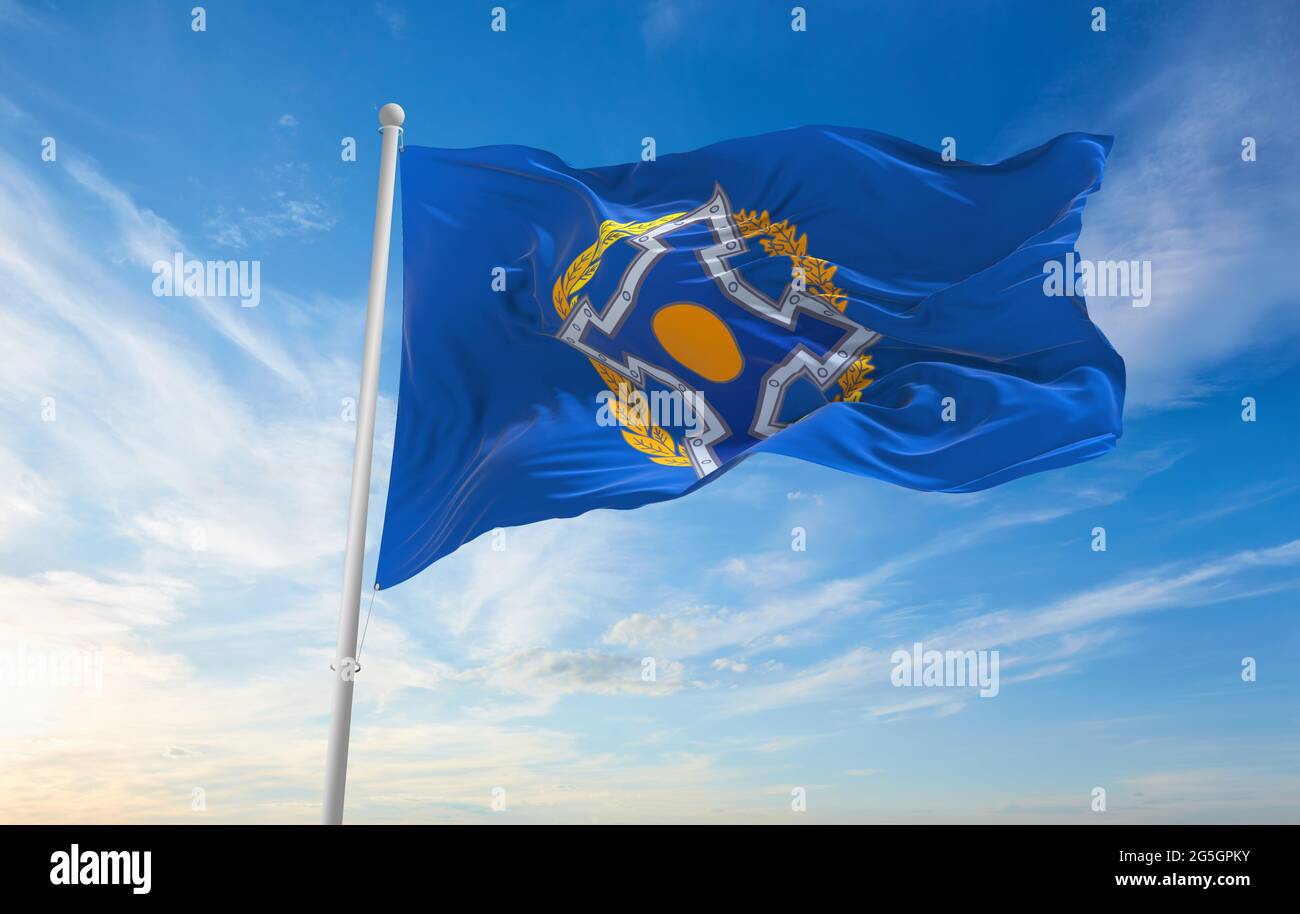 Minsk, Bélarus - mai 2021 : drapeau de l'Organisation du Traité de sécurité collective agitant sous le vent à la barre des drapeaux sur fond de ciel bleu. illustration 3d. Banque D'Images