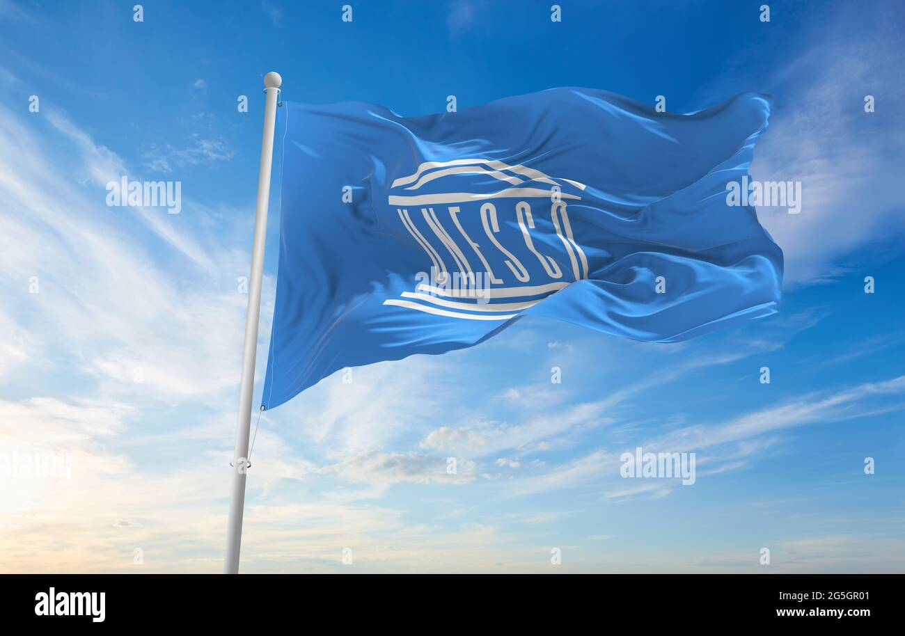 Minsk, Bélarus - mai 2021 : drapeau du Comité du patrimoine mondial de l'UNESCO agitant sous le vent à la barre des drapeaux sur fond de ciel bleu. illustration 3d. Banque D'Images